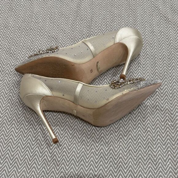Badgley Mischka Quintana Crystal Embellished Pointed Pump Ivory Satin Size 6.5 - Picture 4 of 7